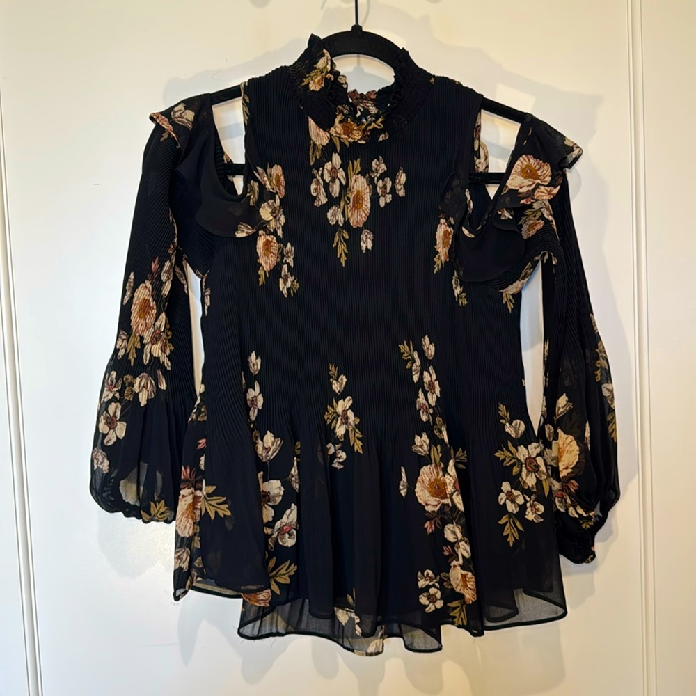 ASTR the label Women's Long Shae Floral Print Cold Shoulder Ruffle Top Size XS